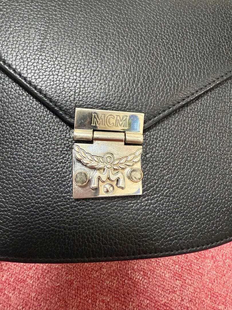 MCM ブラックショルダーバッグ