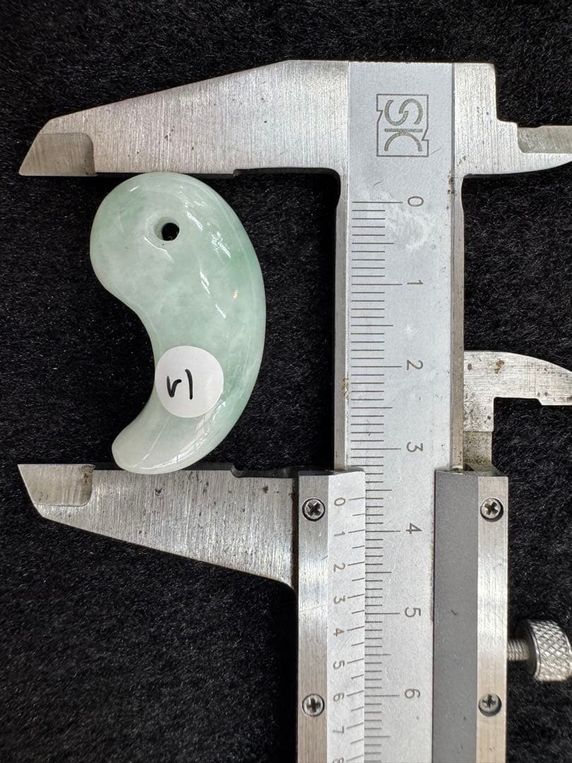 糸魚川翡翠　勾玉AA あ い2点