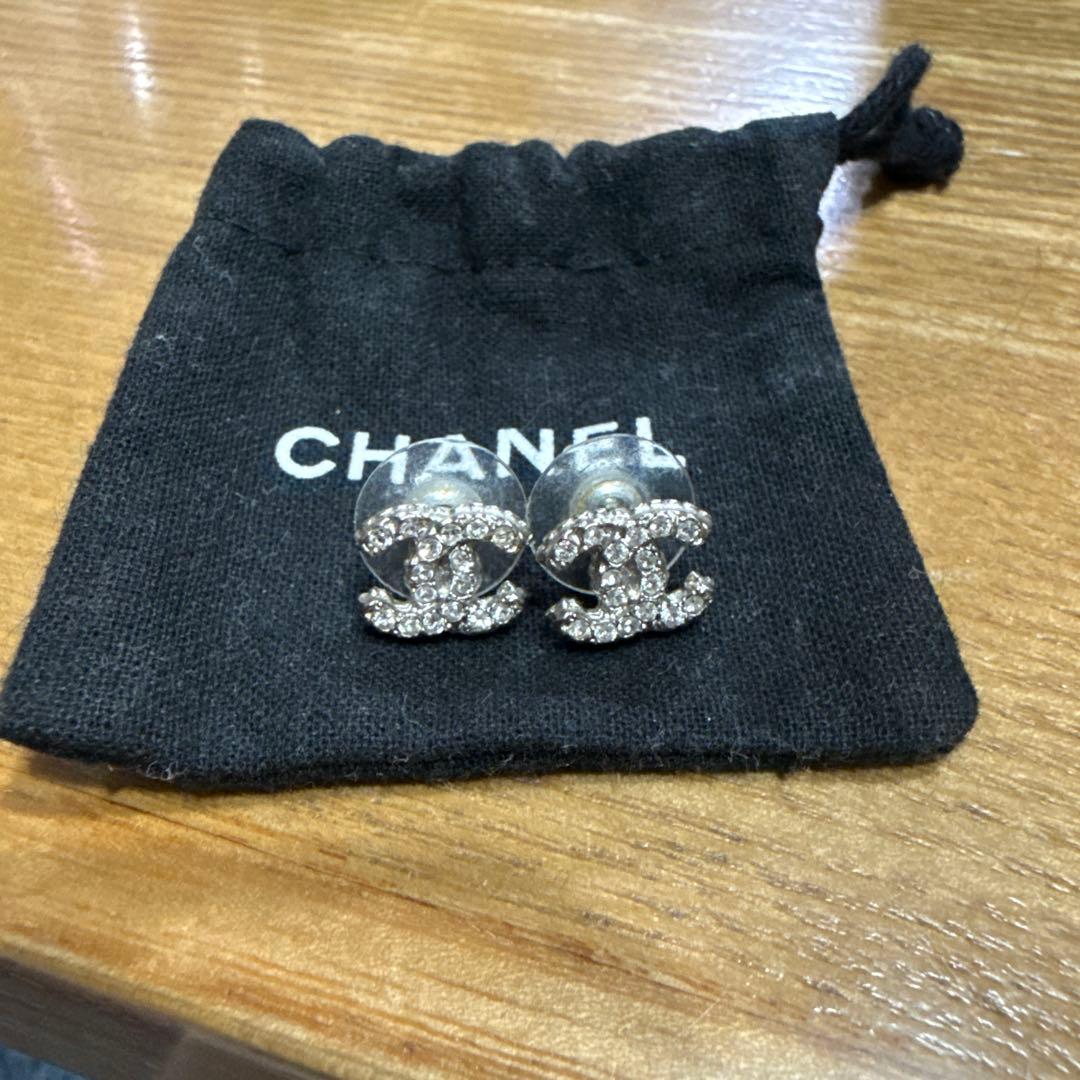 CHANEL CCロゴクリスタルピアス