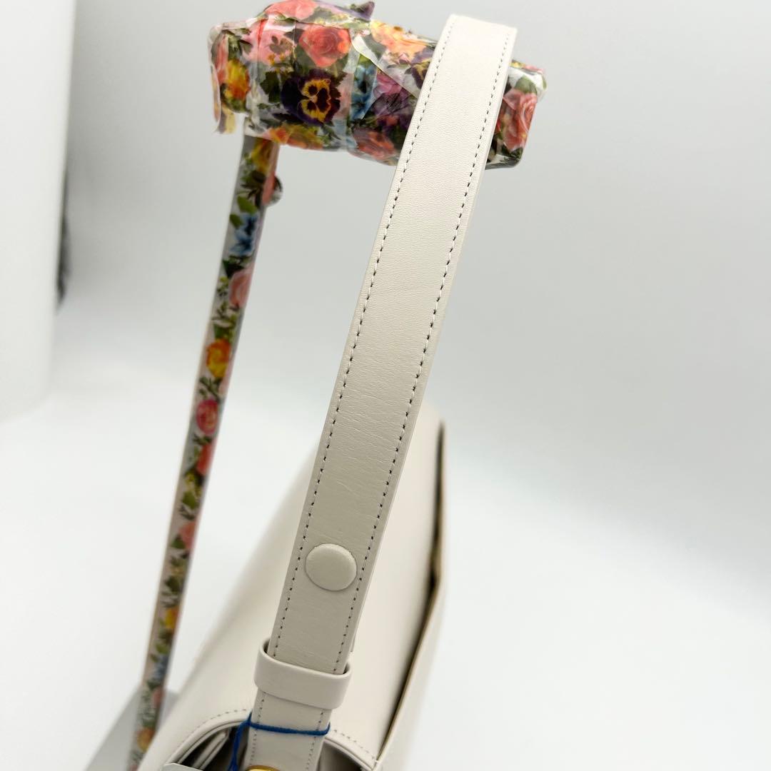 【激レア品】　ロジェヴィヴィエ　ワンショルダーバッグ　レザー　白　ロゴ　肩掛け◎