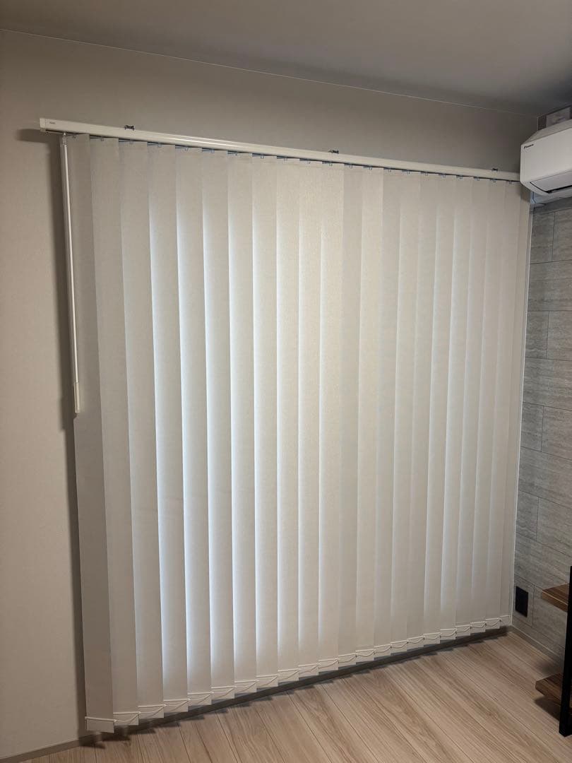 【TOSO】ホワイト バーチカルブラインド（遮光）幅189cm 高さ210cm