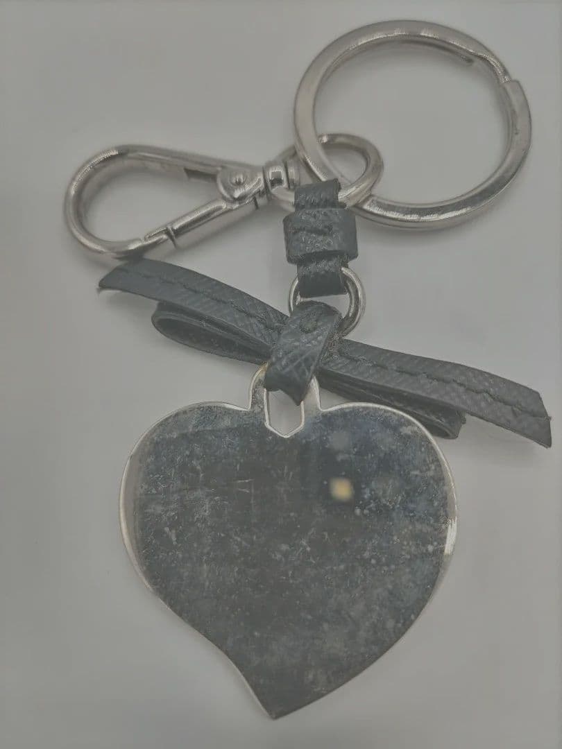 PRADA バックチャー厶、キーリングホルダー　ハートリボン　ブラック&シルバー