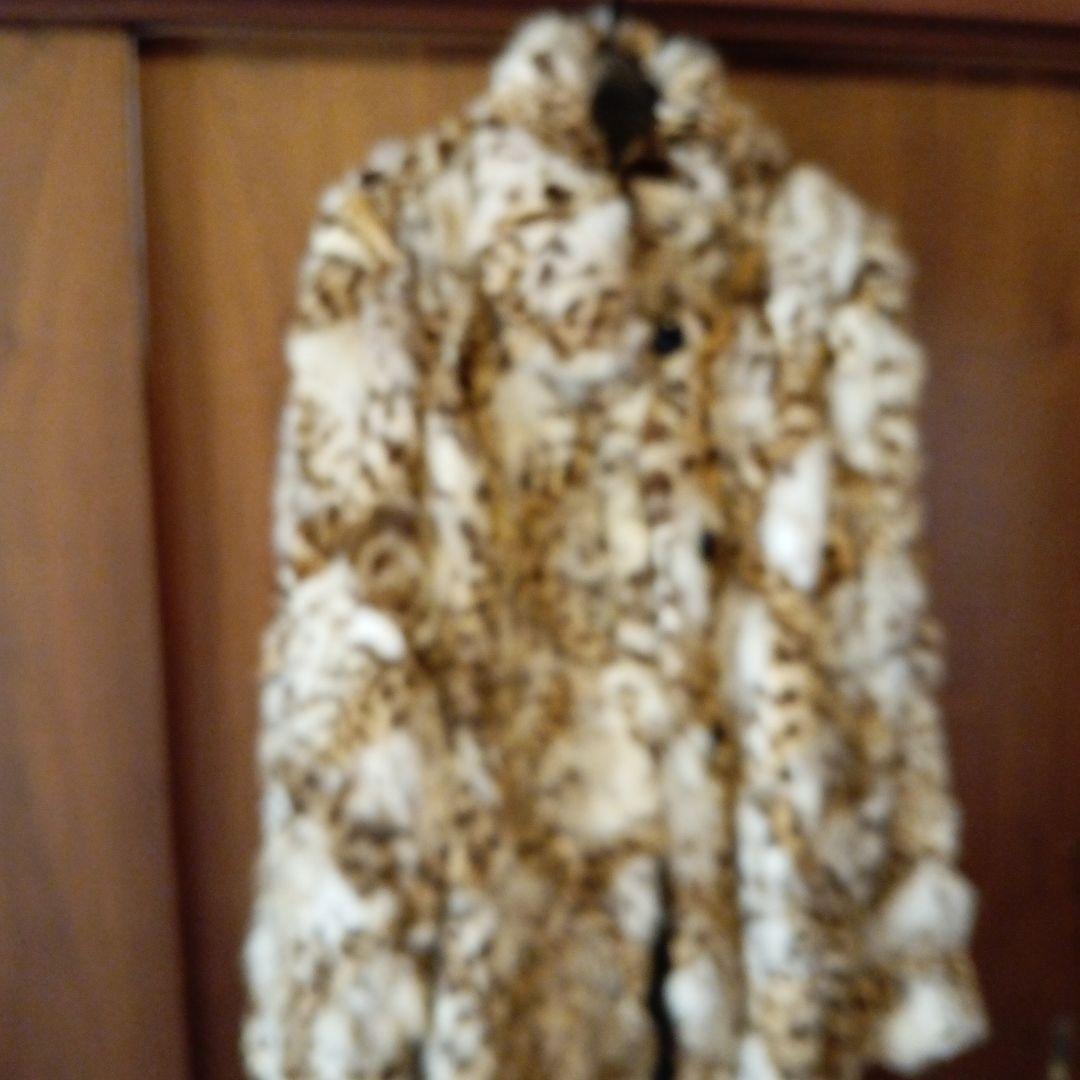 白とベージュの山猫の柄のロングコートでございます。
