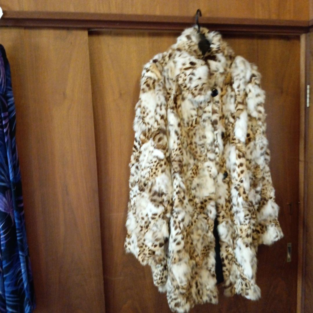 白とベージュの山猫の柄のロングコートでございます。