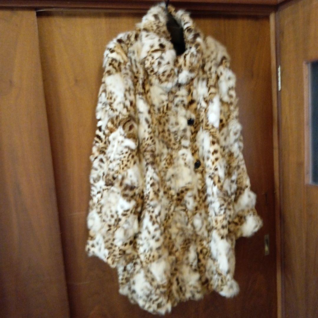 白とベージュの山猫の柄のロングコートでございます。