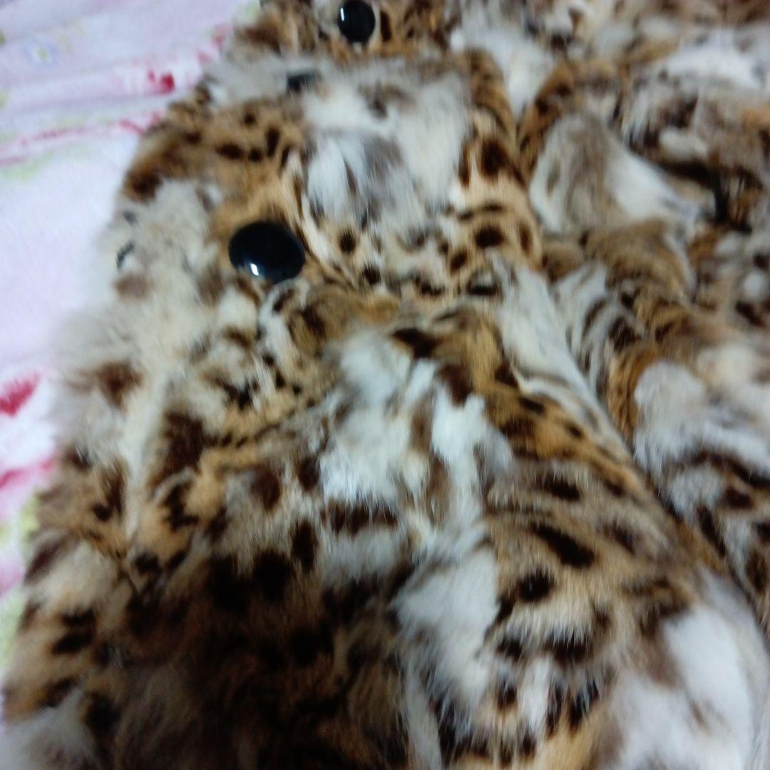 白とベージュの山猫の柄のロングコートでございます。