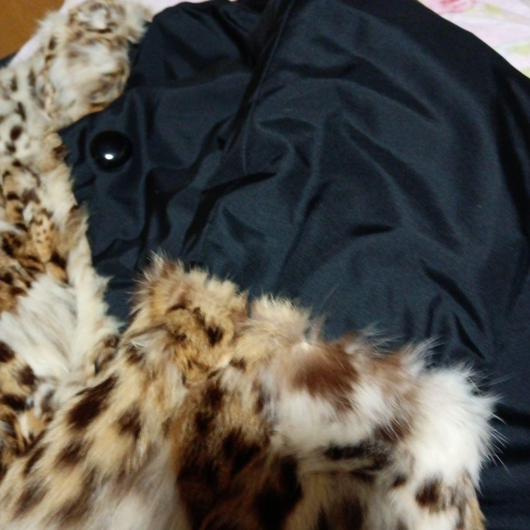 白とベージュの山猫の柄のロングコートでございます。