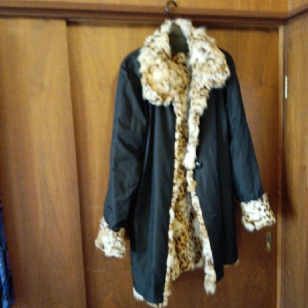 白とベージュの山猫の柄のロングコートでございます。