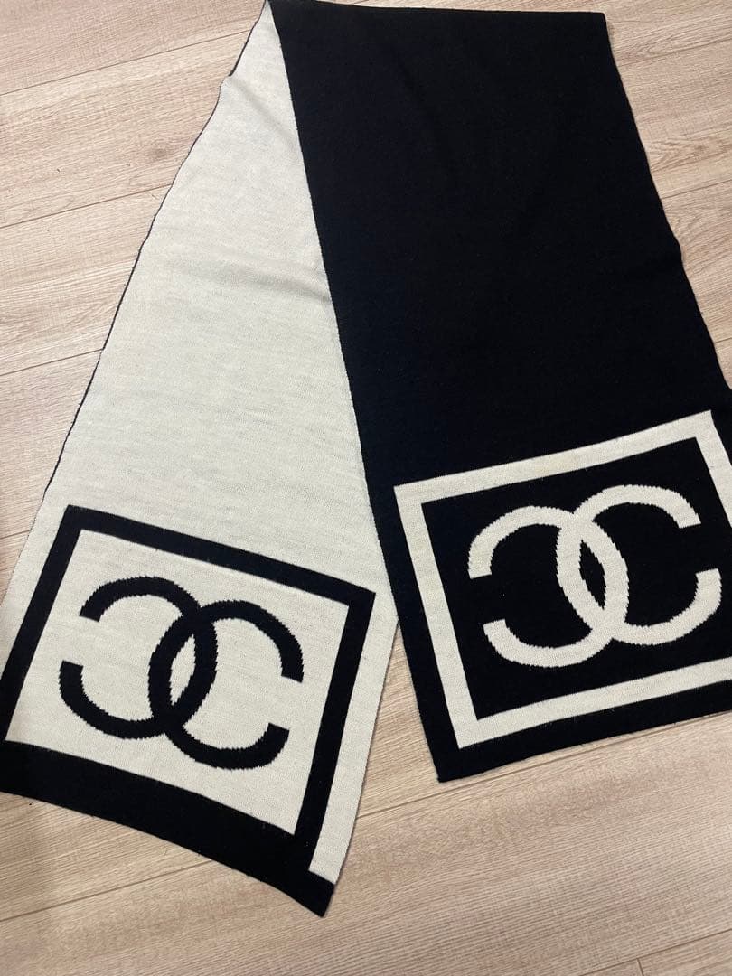 CHANEL ロゴ入り マフラー 黒/白