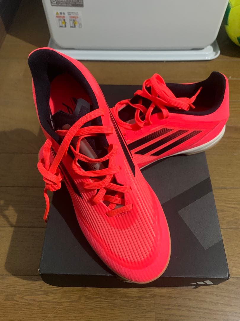 アディダス フットサルシューズ 蛍光ピンク
