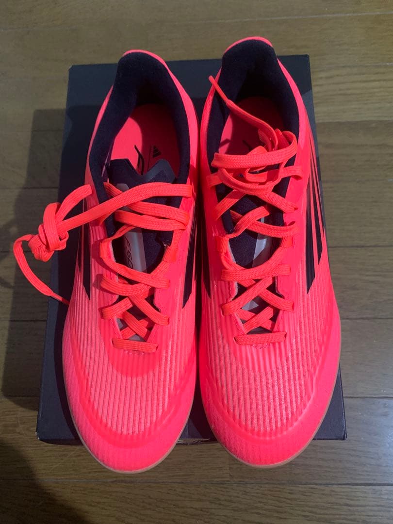 アディダス フットサルシューズ 蛍光ピンク
