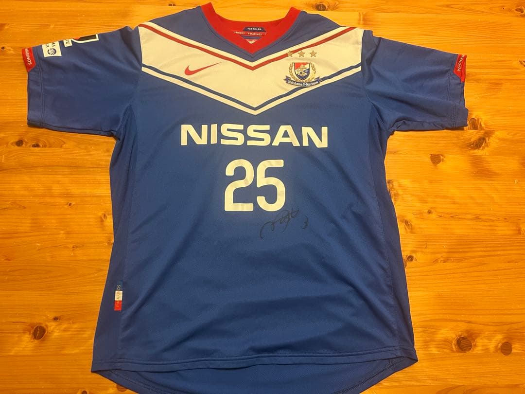 「俊輔 × 松田」ユニで共演。奇跡の一枚。中村俊輔 2010ユニ松田直樹サイン