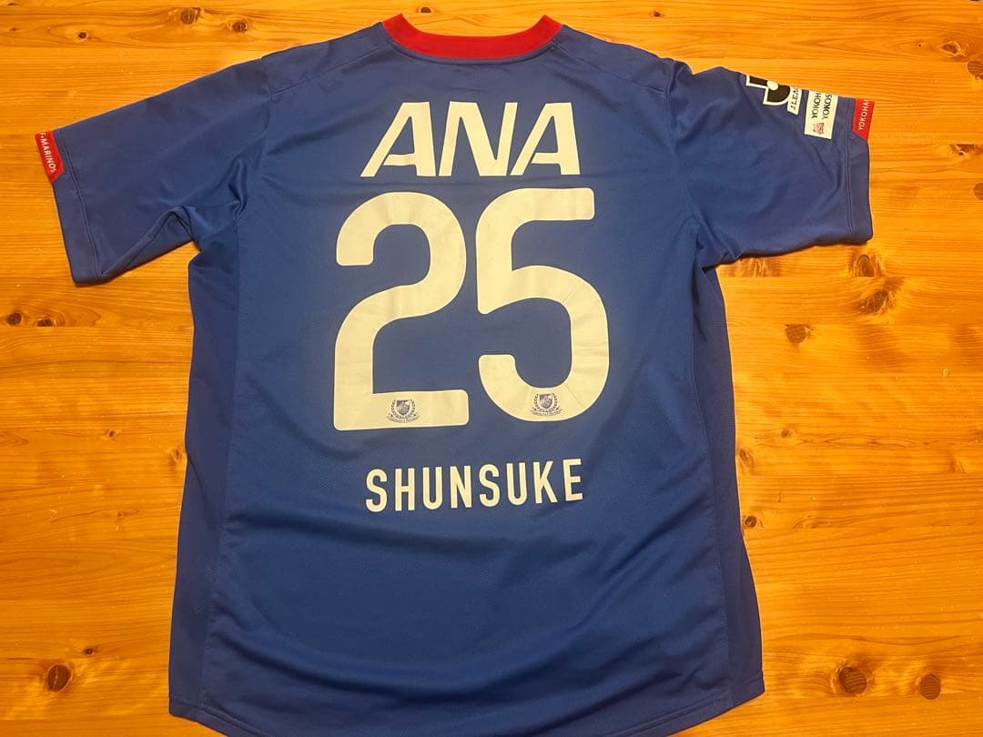 「俊輔 × 松田」ユニで共演。奇跡の一枚。中村俊輔 2010ユニ松田直樹サイン