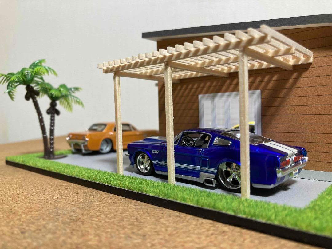 ミニカー専用ジオラマ：1/64 木造パーゴラ付ガレージ（ブラウン）