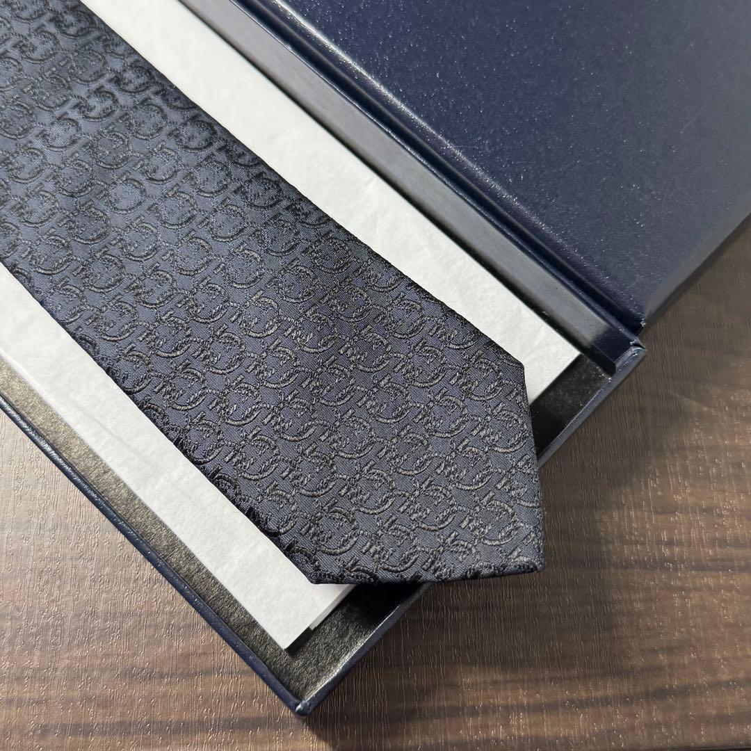 最高級 定価3万 サルヴァトーレフェラガモ ガンチーニ 総柄 ネクタイ ネイビー