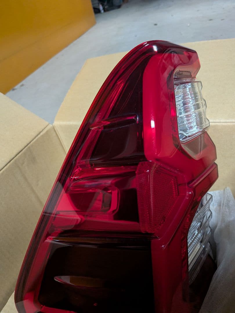 専用出品トヨタ 純正GUN125ハイラックス テールランプ 海外仕様 左右セット