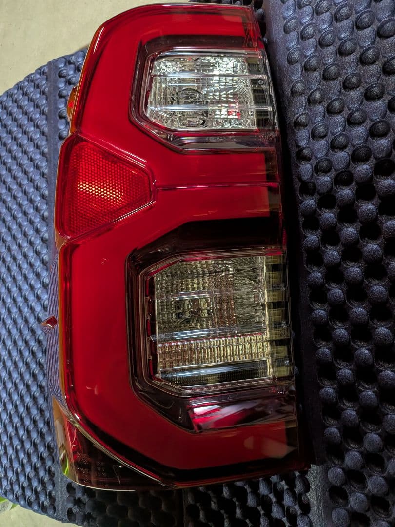 専用出品トヨタ 純正GUN125ハイラックス テールランプ 海外仕様 左右セット