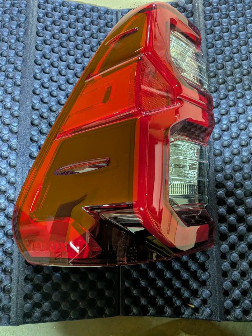 専用出品トヨタ 純正GUN125ハイラックス テールランプ 海外仕様 左右セット