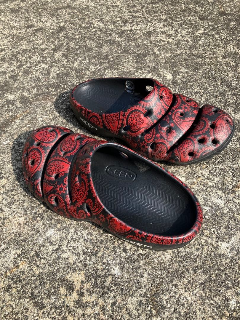 KEEN YOGUI ARTS サンダル 赤黒 ペイズリー 9