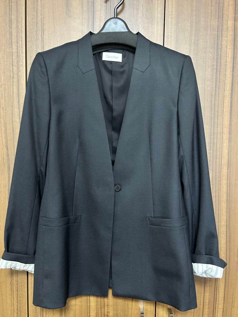 ノーカラー ブラックジャケット