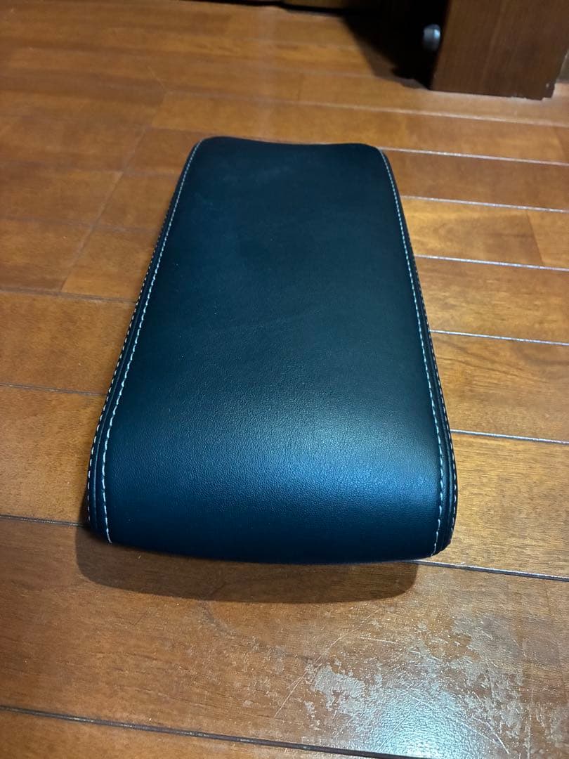 30プリウス後期　Toyota純正レザーコンソールパッド　アームレスト　中古品