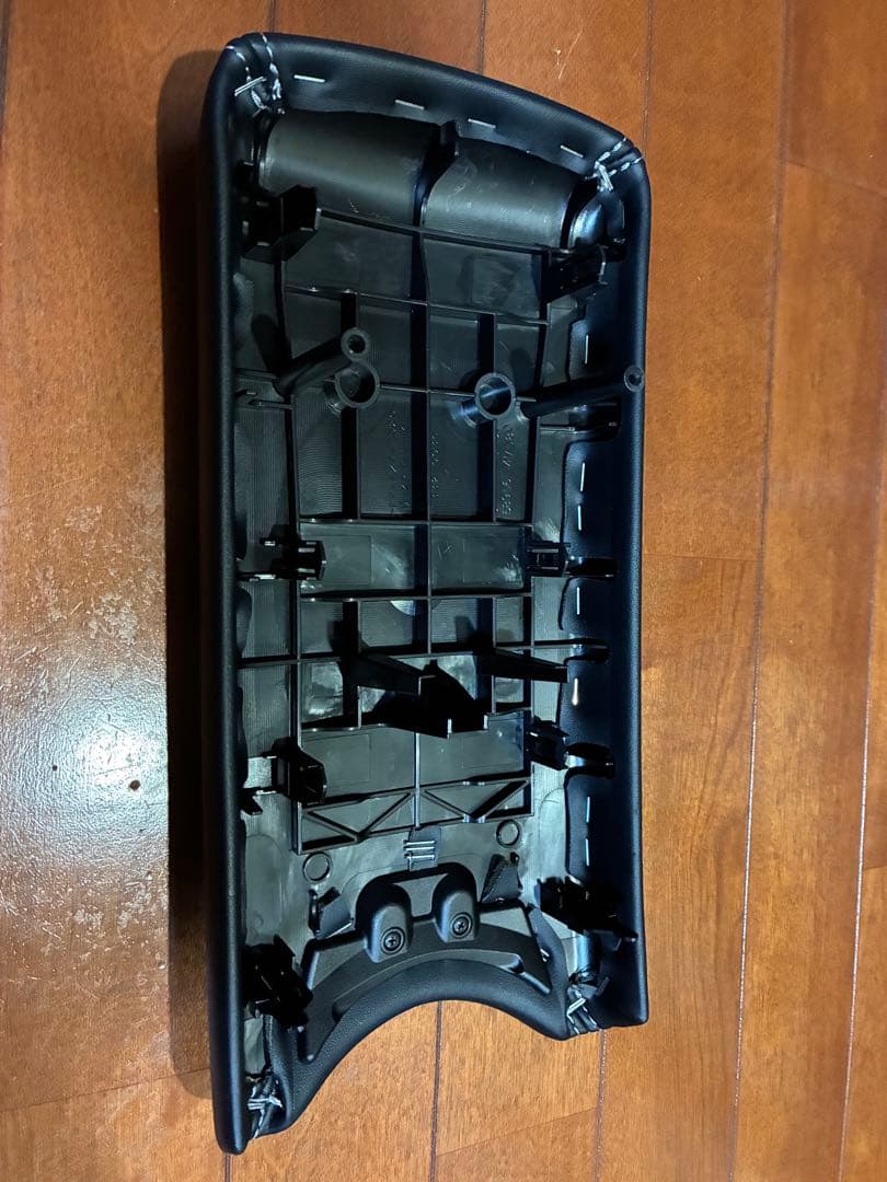 30プリウス後期　Toyota純正レザーコンソールパッド　アームレスト　中古品