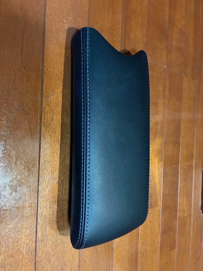 30プリウス後期　Toyota純正レザーコンソールパッド　アームレスト　中古品