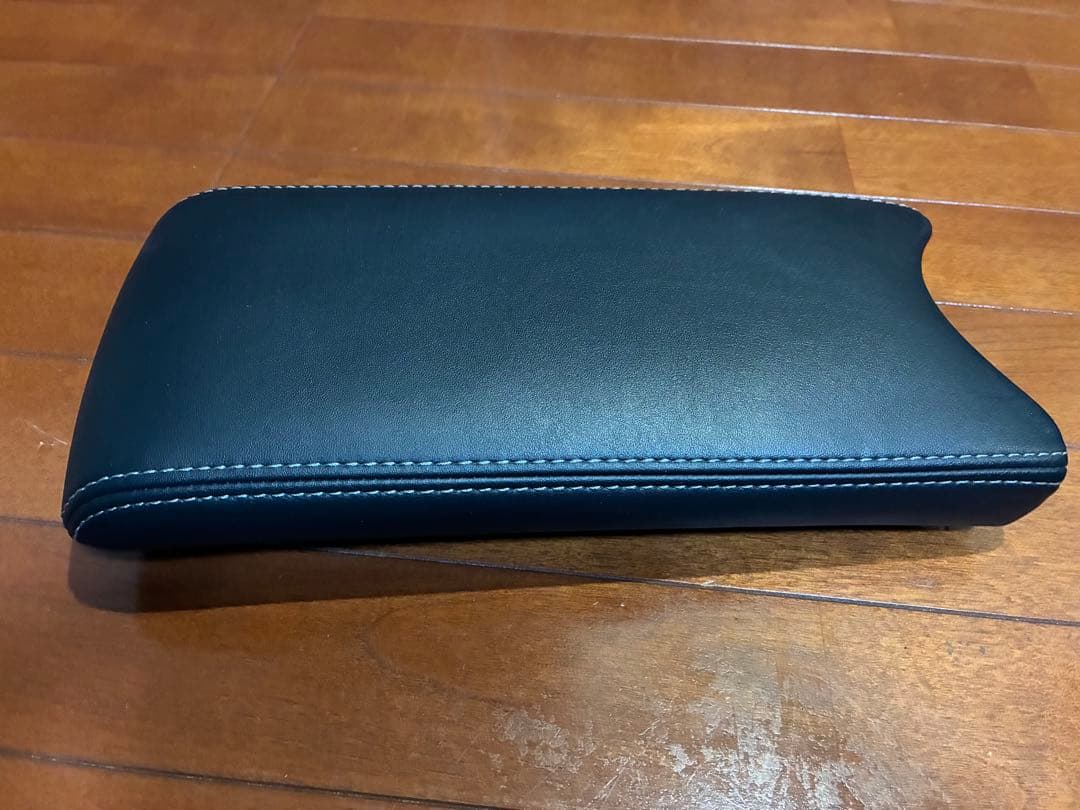 30プリウス後期　Toyota純正レザーコンソールパッド　アームレスト　中古品