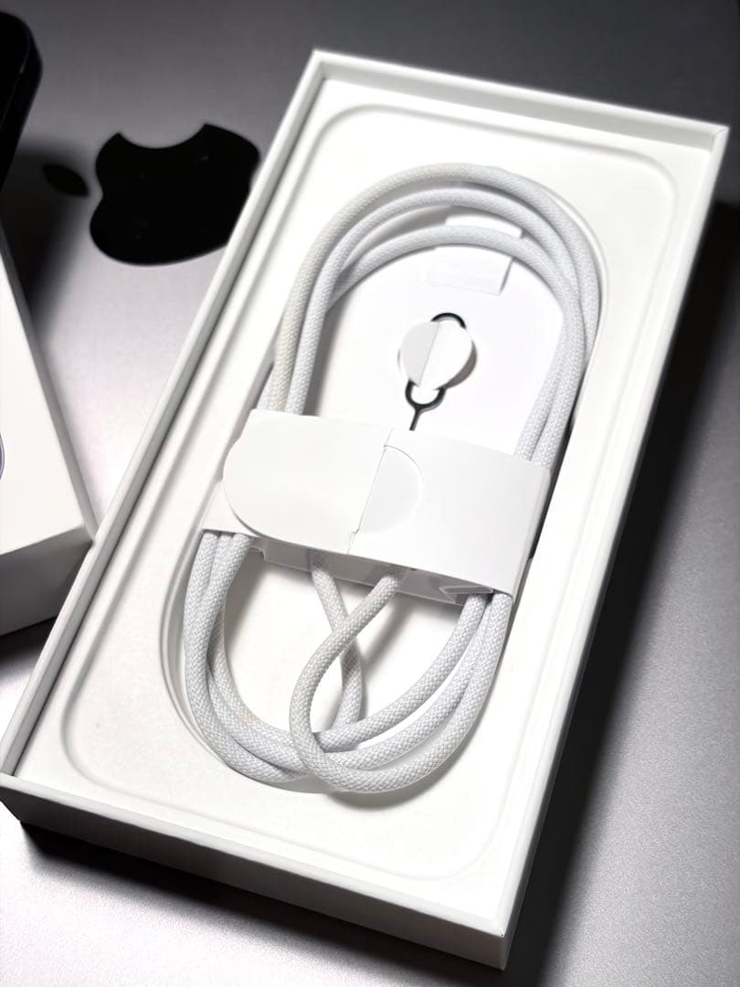 美品Apple iPhone 16e ブラック 本体 BT100% SIMフリー