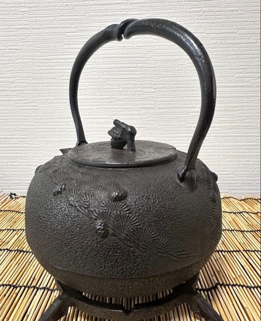 未使用品、供箱、栞付　南部秀山堂　佐藤 勝弘作　１５型松文様　鉄瓶　南部鉄瓶