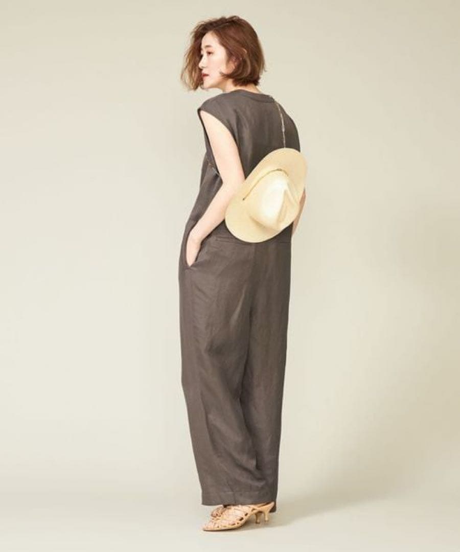 コンテ完売品　辺見えみりさん着用フロントボタン Vネックオールインワン