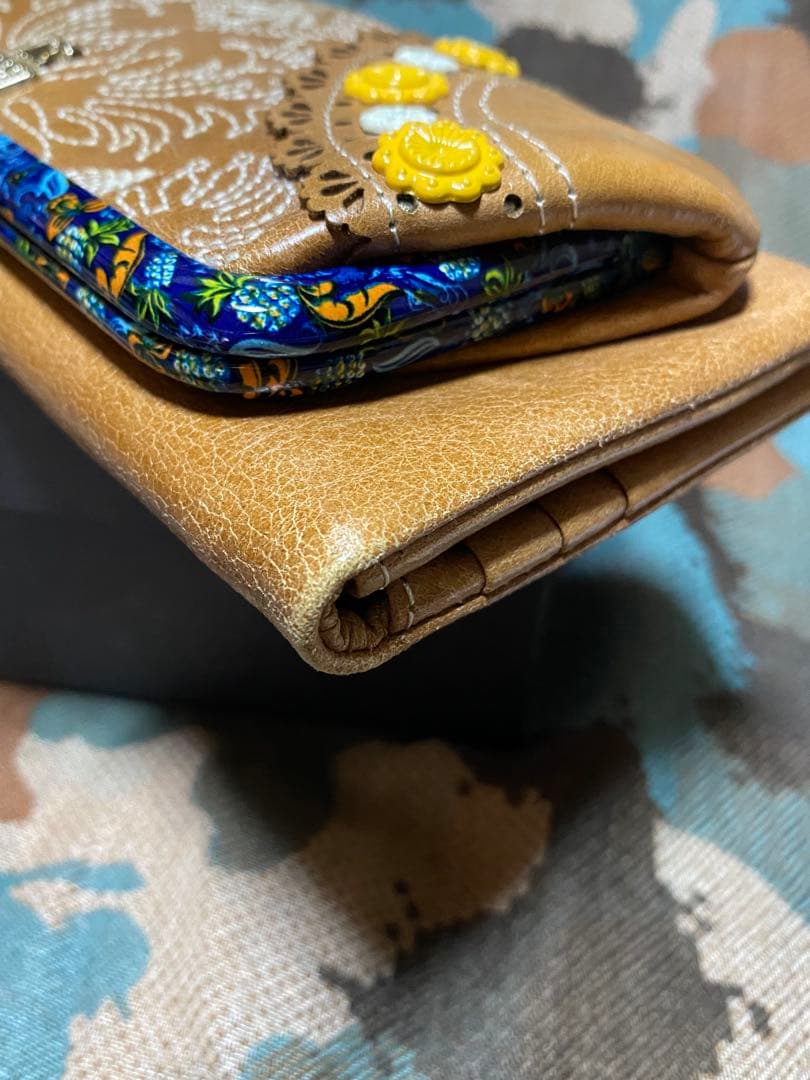 花刺繍付きブラウン長財布