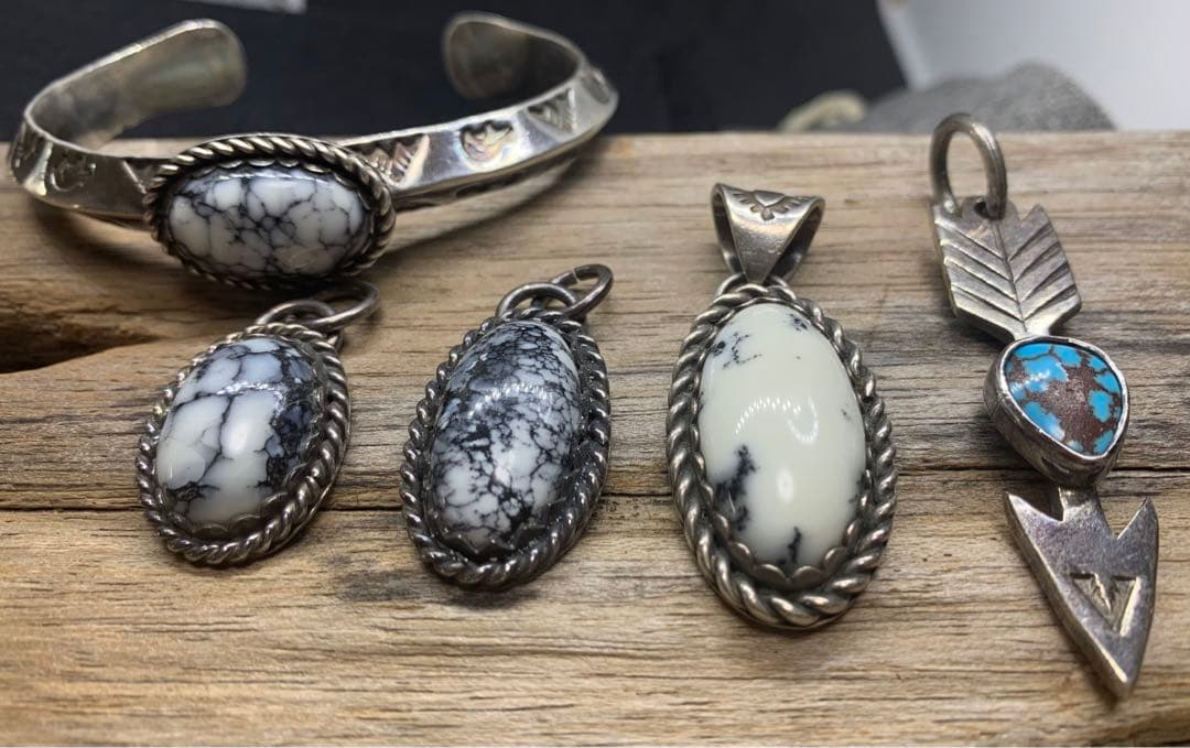 【期間限定値下げ】ターコイズ・ペンダント　ホワイトバッファロー 　tn718