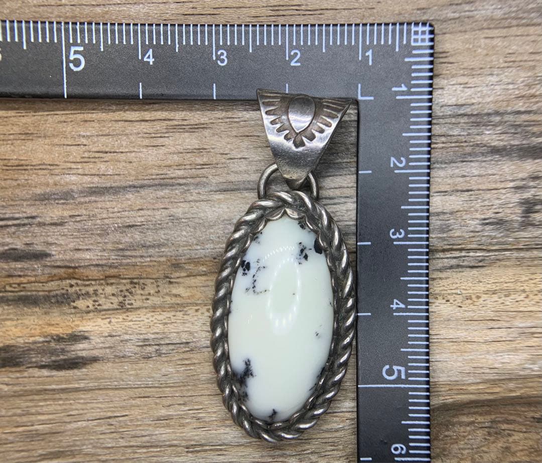 【期間限定値下げ】ターコイズ・ペンダント　ホワイトバッファロー 　tn718