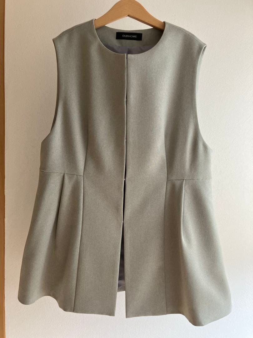 【極美品】OUR きれいめ2WAYペプラムベスト（グレー）卒園・入学式に