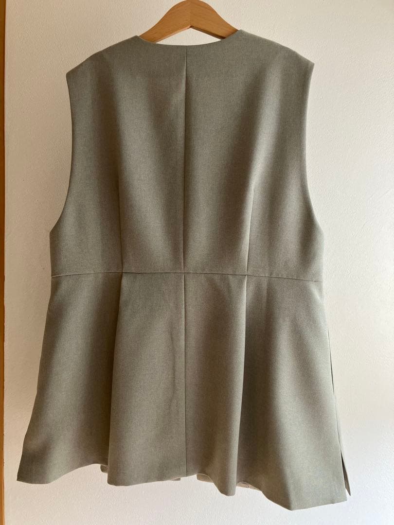 【極美品】OUR きれいめ2WAYペプラムベスト（グレー）卒園・入学式に