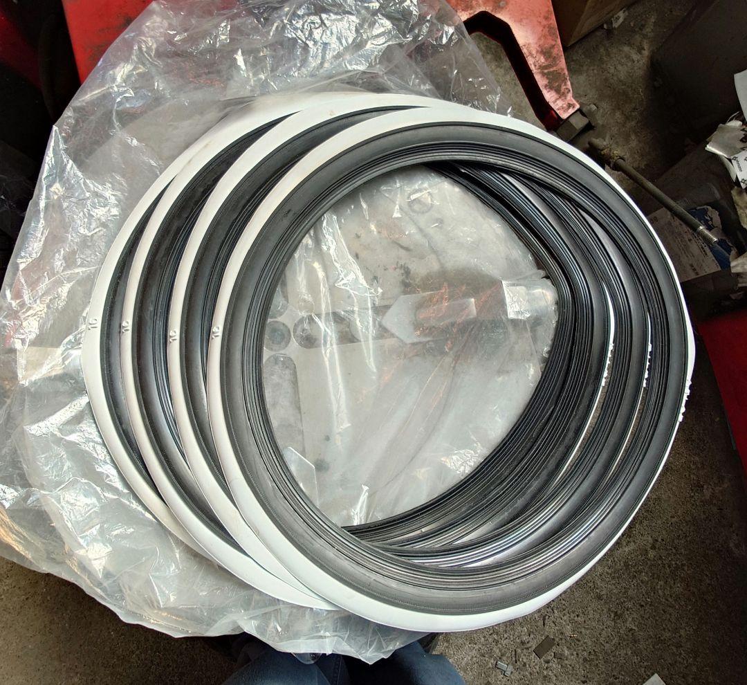 16インチ ムーンアイズ ホワイトリボン スキニータイプ