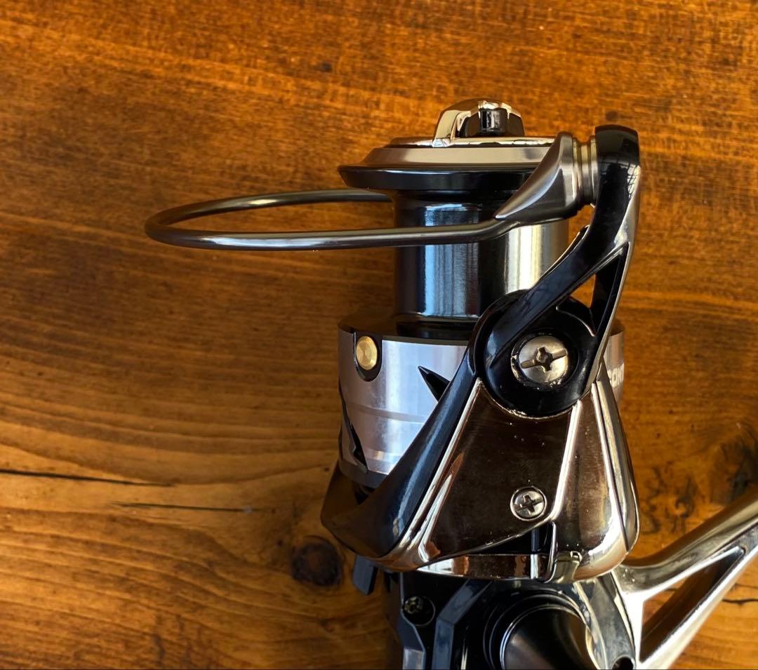 スピニングリール　ネイビー×シルバー　5000 ショアジギング　サーフ　シーバス