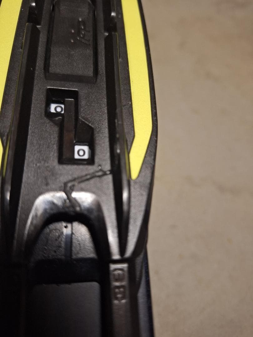 FISCHER スキー板 黒/黄 バインディング付き