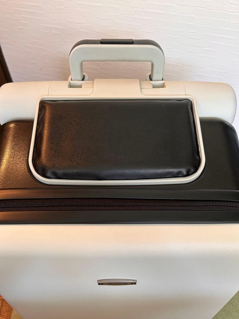 乗れる キャリーケース スーツケース 40L ホワイト（タイヤストッパー付き）