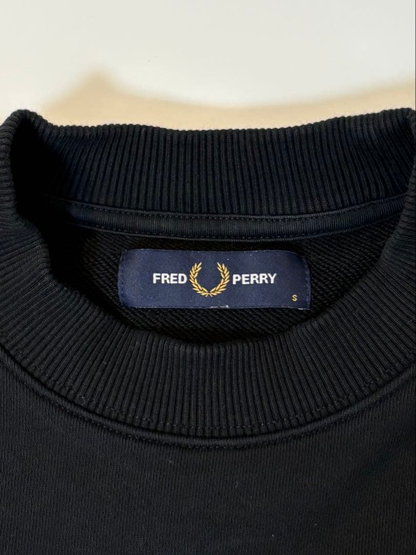 フレッドペリー　FREDPERRY ブラック 刺繍 クルーネック スウェット
