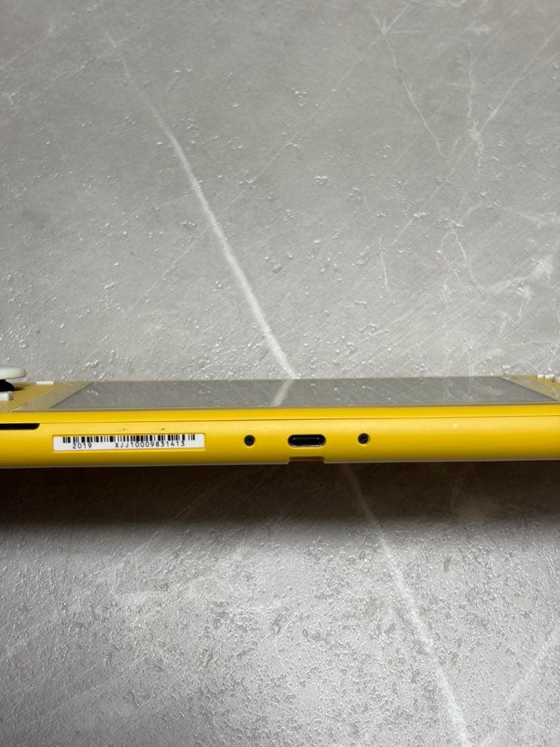 Nintendo Switch Lite イエロー 本体　充電コード無　保証書付