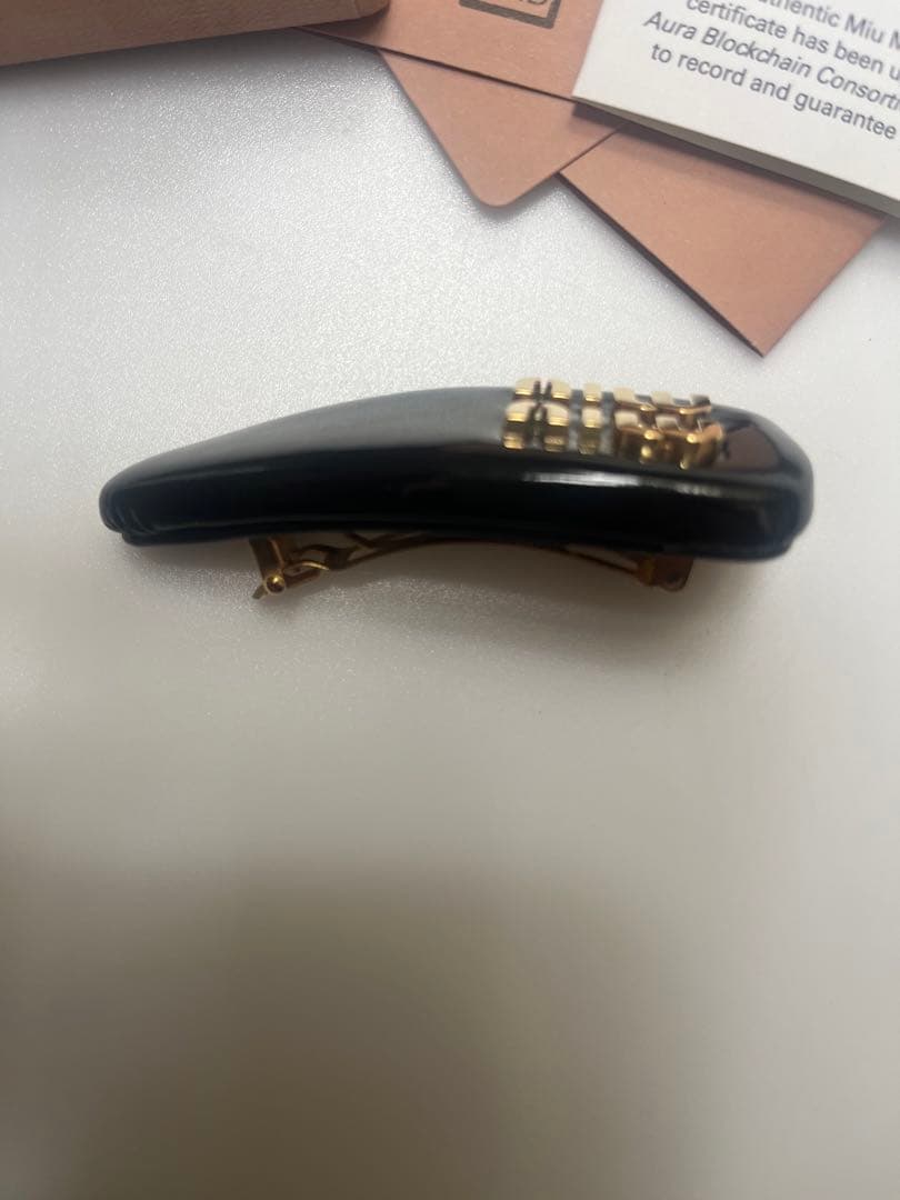 【新品・未使用】 miu miu パテントレザーヘアクリップ