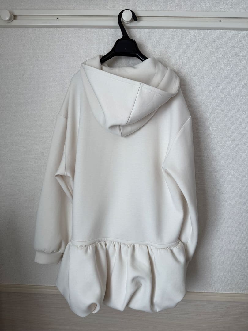 the toe ホワイト フリル付きパーカー