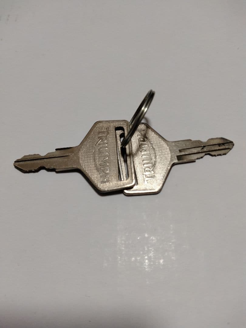 TRIUMPH ボンネビルt100空冷　タンクキャップ キー付き
