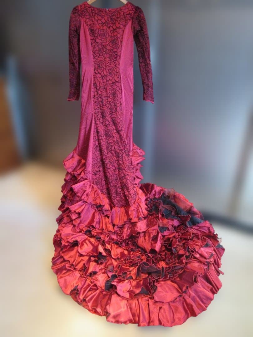 フラメンコ　赤地に黒ライン刺繍のバタデコーラ