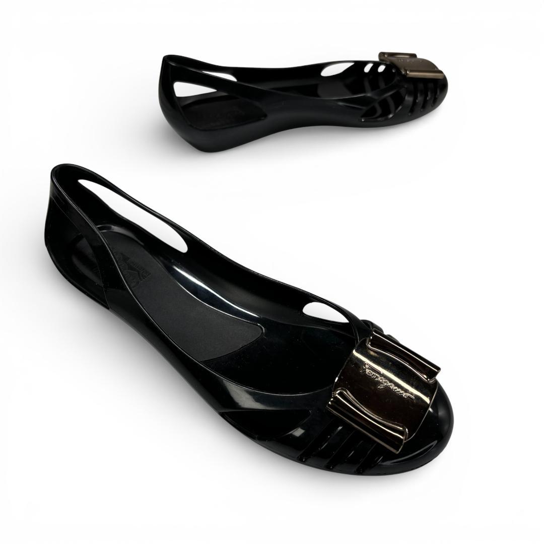 一足あると便利✨ フェラガモ Jelly フラットラバーシューズ 7 24cm