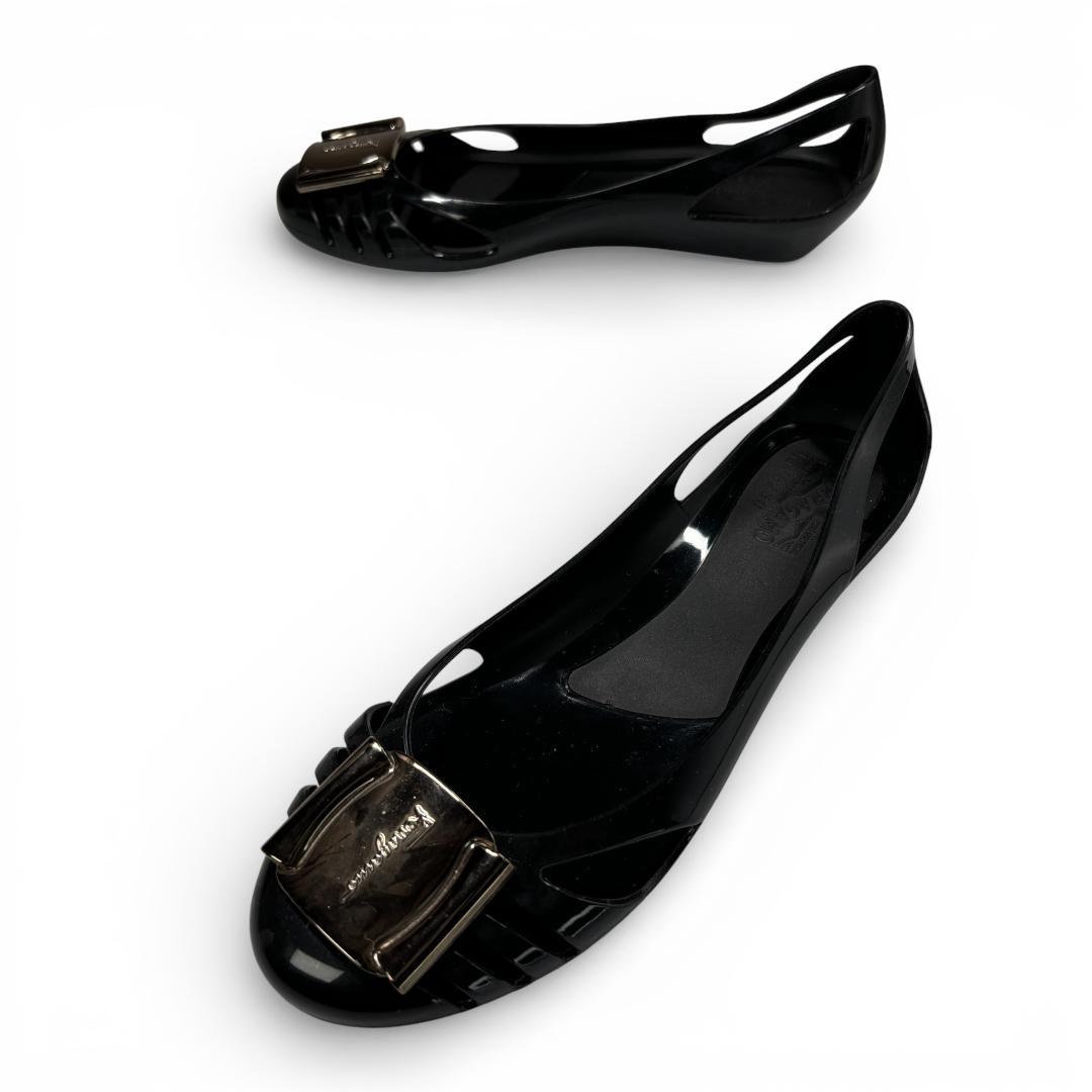 一足あると便利✨ フェラガモ Jelly フラットラバーシューズ 7 24cm