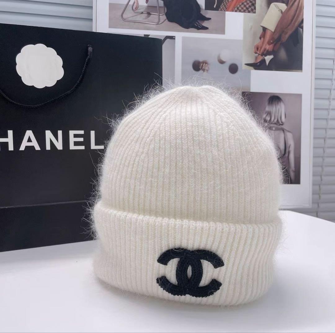 CHANEL ホワイトニット帽 ロゴ刺繍