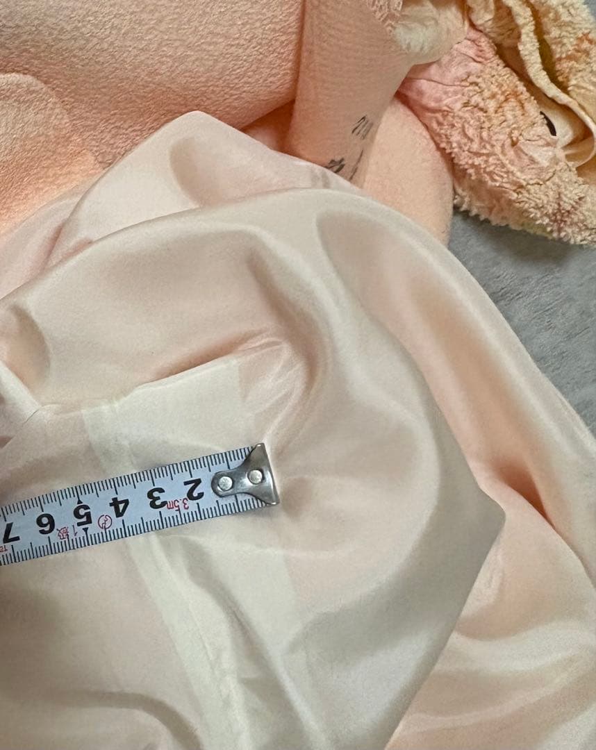 ひろりん！作家訪問着 薄いピンク色 と幾何学模様のオレンジの着物